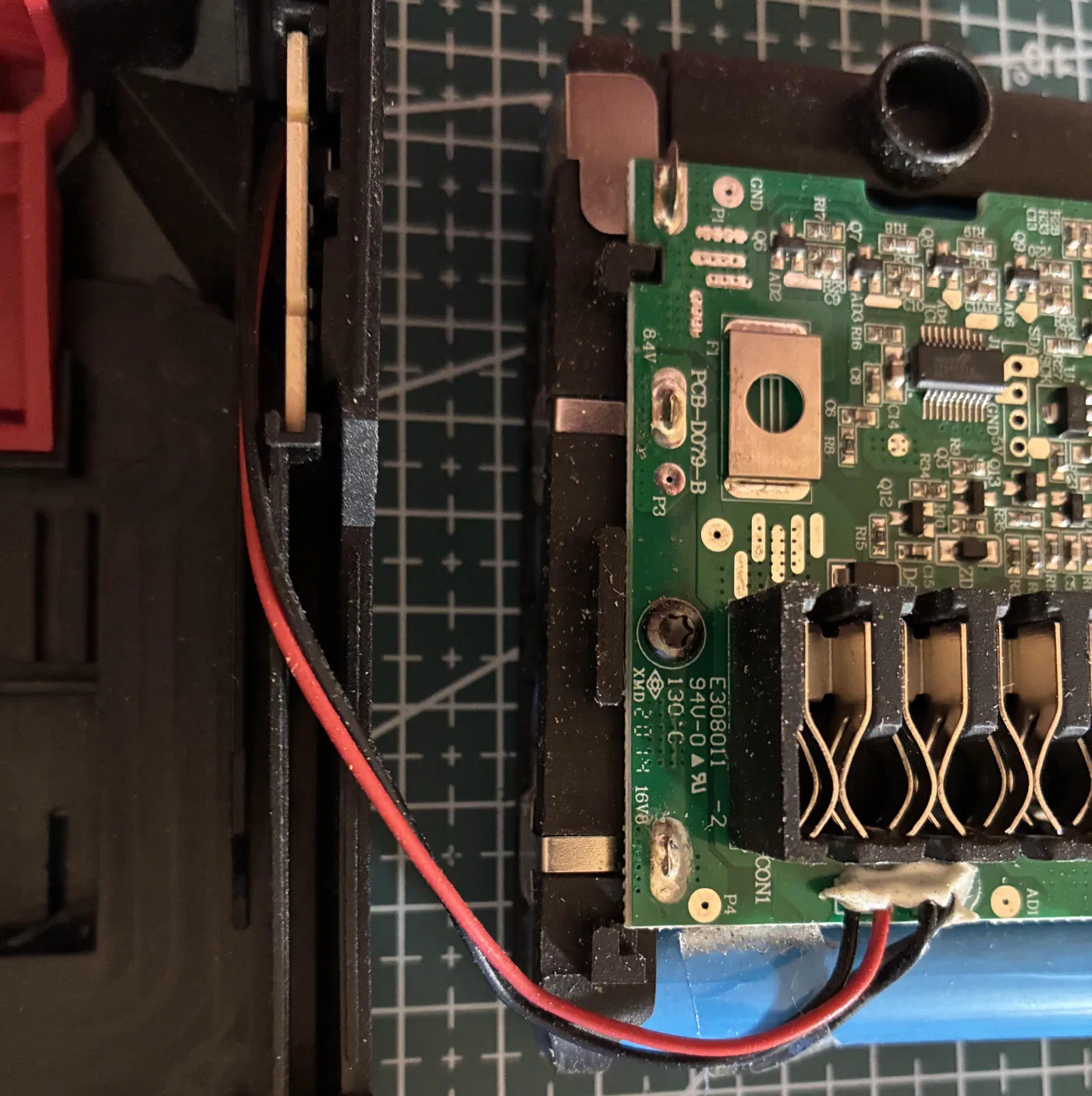 Daughterboard with charge-level LEDs
